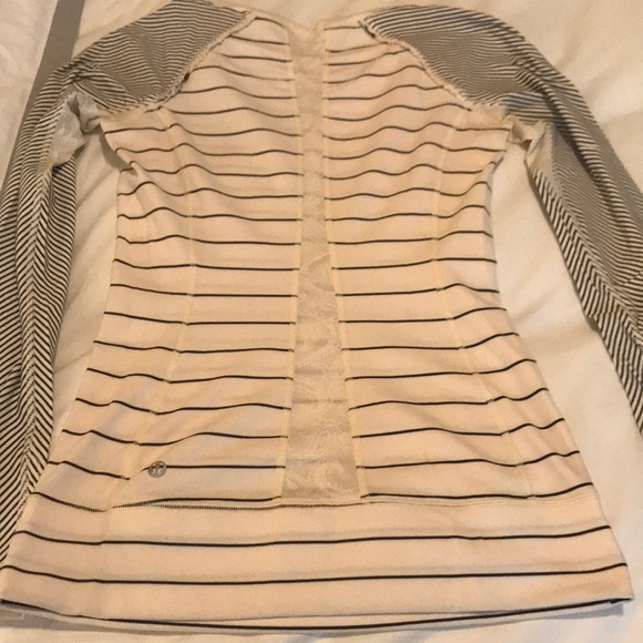 Lululemon Size 4 Rulu Top with Lace Detail - Picture 6 of 8